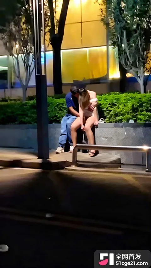 饥渴狗男女户外整活 当街无视路人野战调情3 饥渴狗男女户外整活 当街无视路人野战调情3
